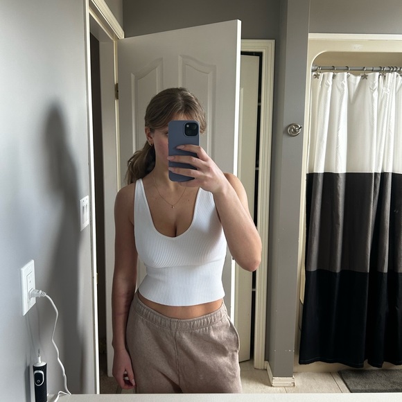 Aritzia babaton white v-neck sculpt knit tank!! - Picture 1 of 3